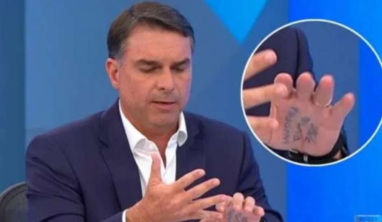 Flávio quebra a web com cola escrita na mão durante sabatina no Jornal Nacional