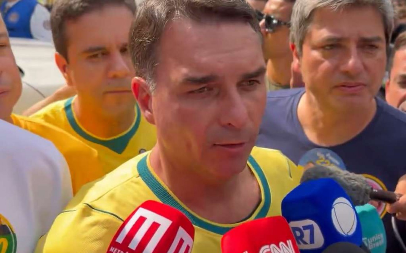 Jornalista tenta encurralar Flávio, mas é surpreendido com forte resposta (veja o vídeo)