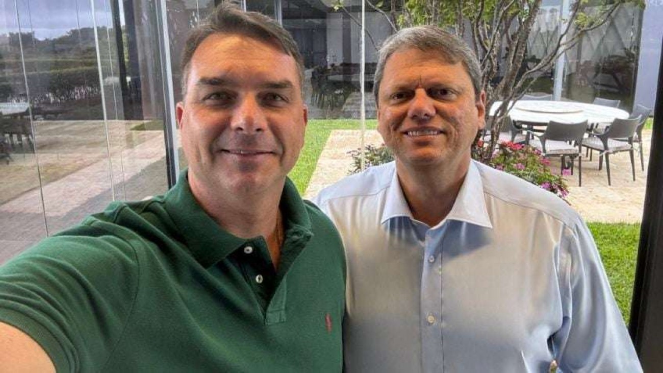Atitude de Tarcísio impulsiona a campanha de Flávio em SP e pode decidir a eleição