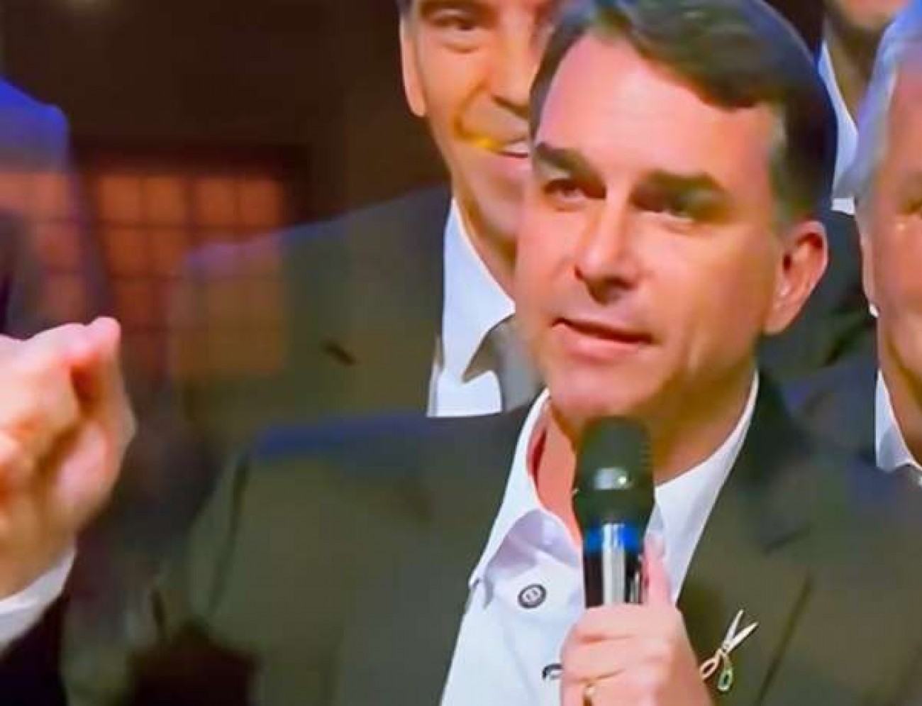 Flávio detona Lula pela vergonhosa capacidade de humilhar os garis