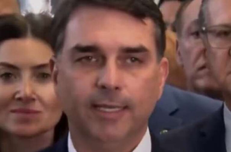 Candidatura de Flávio fica extremamente ameaçada com surgimento de novo elemento do sistema