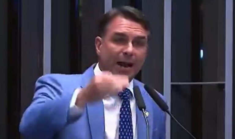 No Senado, Flávio faz o discurso mais forte de seu mandato e atinge Moraes (veja o vídeo)