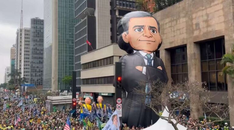 Eis a imagem inesperada que roubou a cena na Paulista (veja o vídeo)
