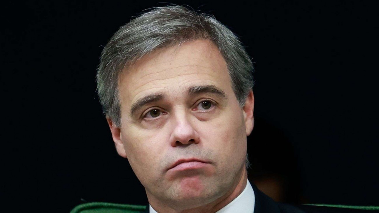 Assim que descobriu que estava sendo espionado, Mendonça mudou hábitos e deu chapéu no sistema