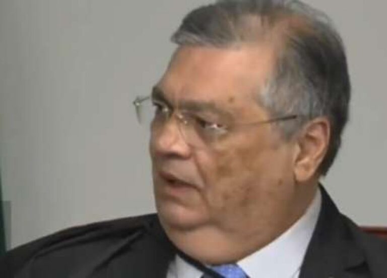 Em decisão a favor de Andrei, Dino faz ataques a Mendonça