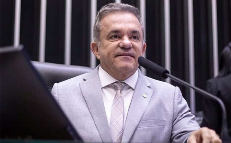 Deputado petista, candidato ao Senado, muda de personagem, adota discurso de direita e vira bolsonarista light