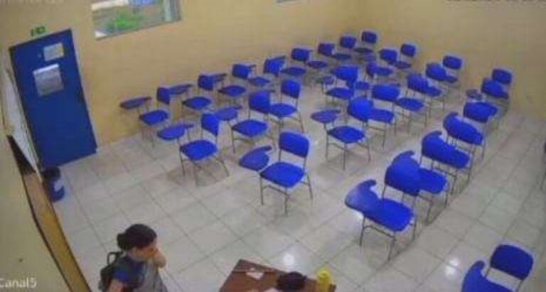 Adolescente ataca professora e tenta matar dentro da sala de aula (veja o vídeo)