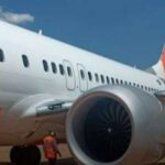 Avião com 180 pessoas declara emergência em pleno voo e piloto age rápido