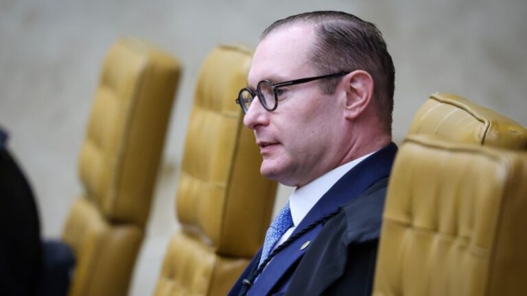URGENTE: Em decisão bizarra, Zanin passa por cima de Fachin e dá ordem à PF