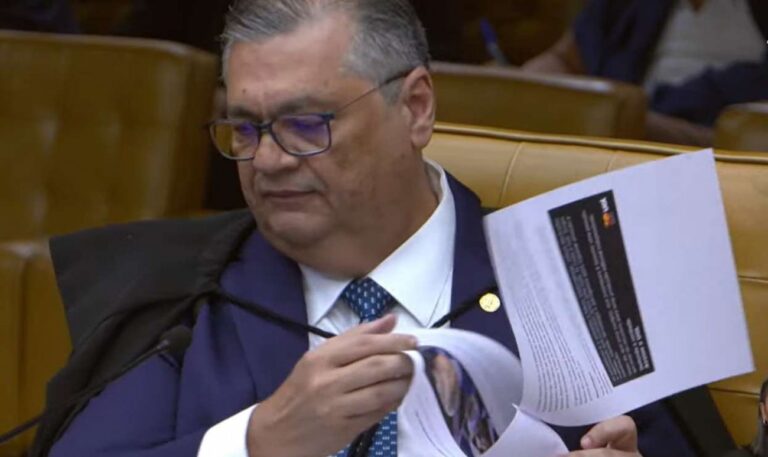 Julgamento é retomado e Dino começa seu voto escancarando o medo com sanções dos EUA