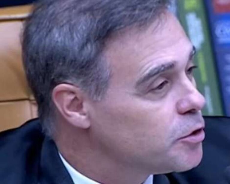 Mendonça encara Gilmar e vai soltar o verbo em poucos instantes